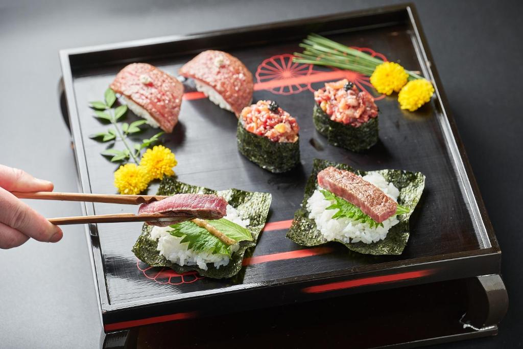 un plateau de sushis sur une table avec des baguettes dans l'établissement Nazuna Kyoto Tsubaki St., à Kyoto