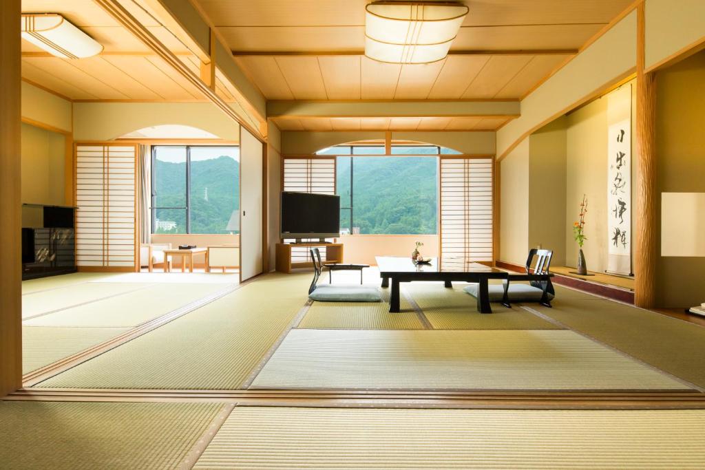 un salon avec une table de ping-pong dans l'établissement Kinugawa Onsen Sanraku, à Nikkō