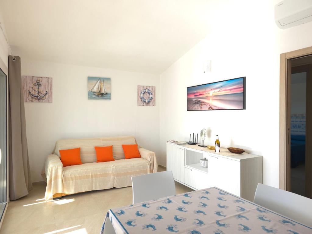 un salon blanc avec un canapé et une table dans l'établissement Villetta Lucy - Budoni Sweet Home, à Tanaunella