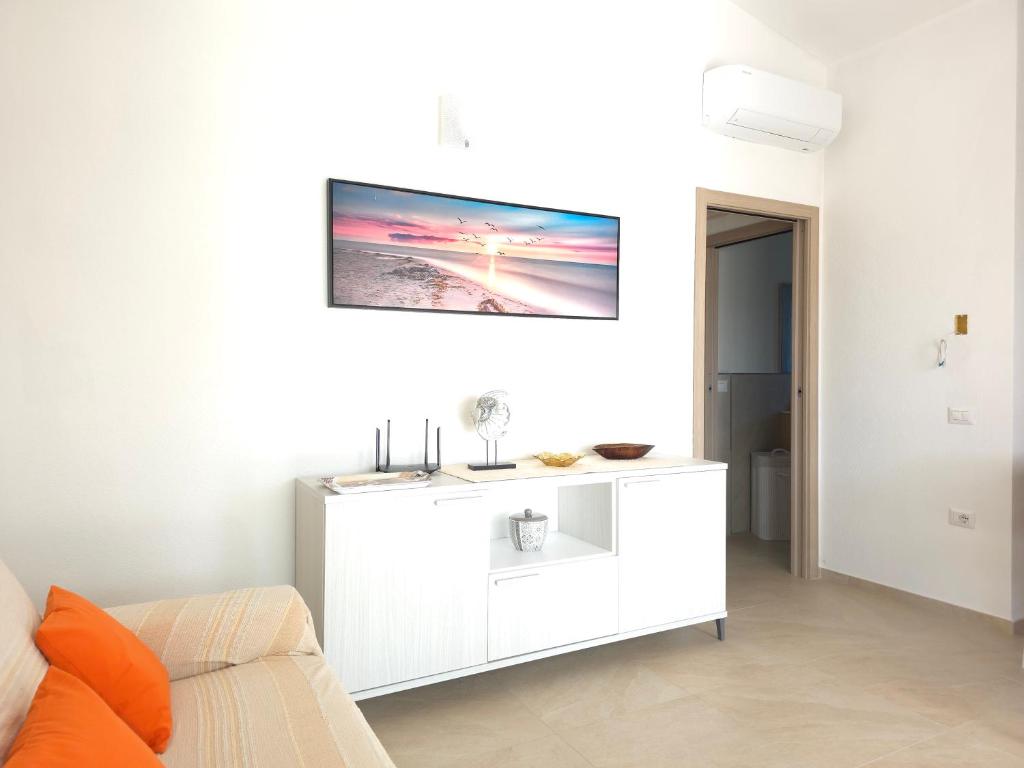 - un salon blanc avec une télévision murale dans l'établissement Villetta Lucy - Budoni Sweet Home, à Tanaunella 28 autres photos