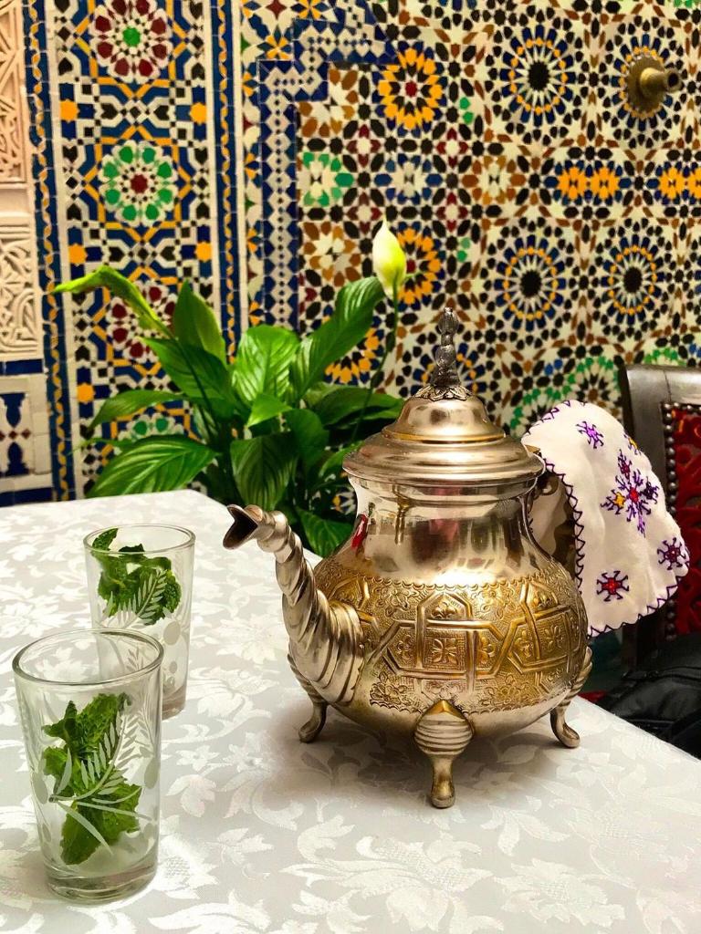 une théière sur une table avec une plante dedans dans l'établissement Riad Rayhane Fes, à Fès