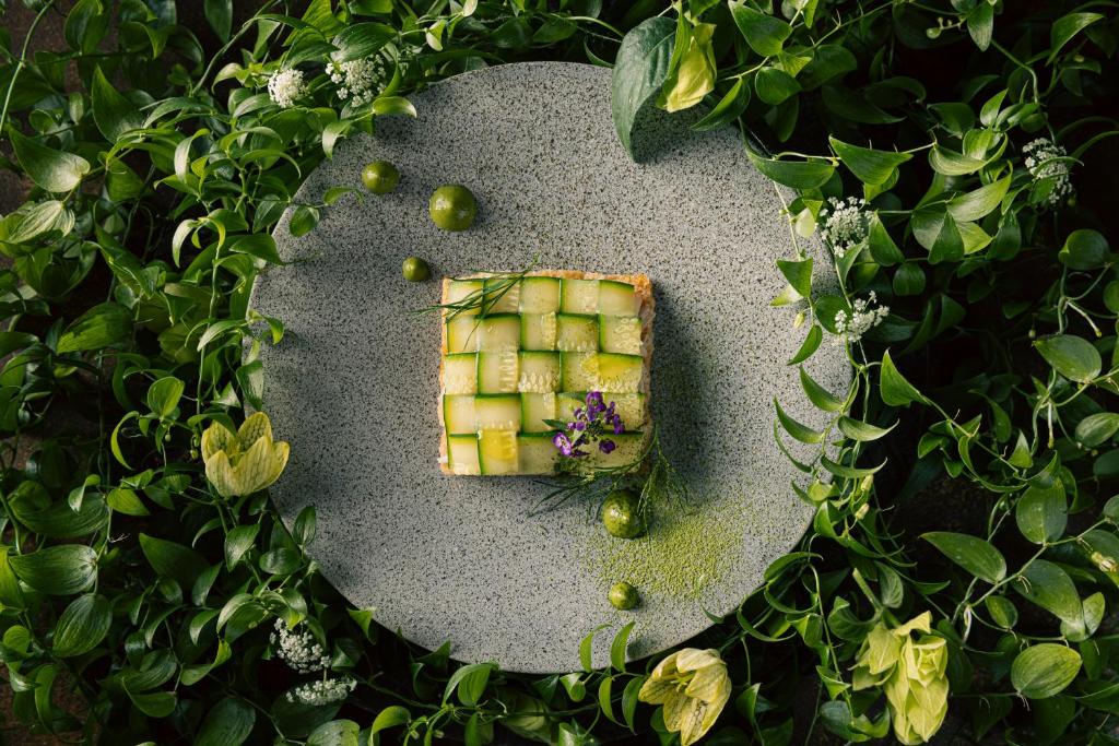 une assiette de nourriture avec des légumes sur une table dans l'établissement LOQUAT西伊豆, à Izu 37 autres photos