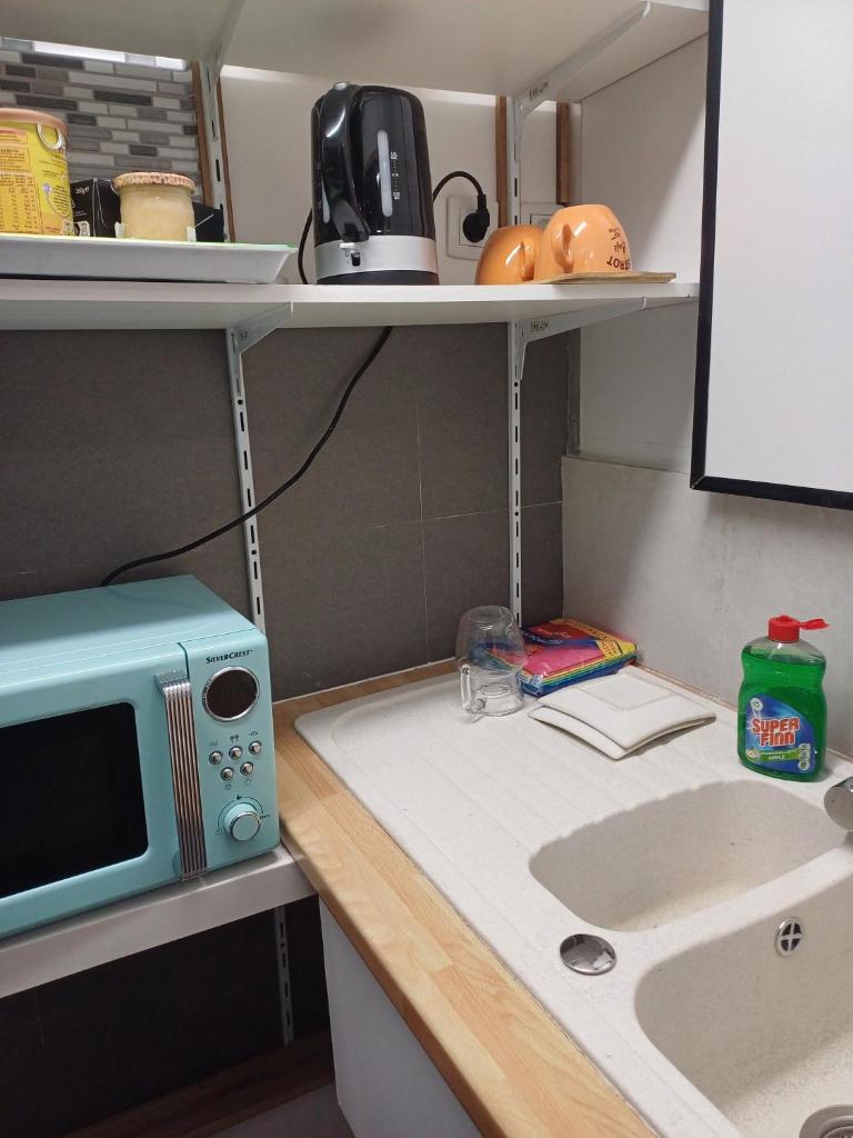 un comptoir de cuisine avec un micro-ondes et un évier dans l'établissement Bliss ' n joys, à Montauroux 16 autres photos