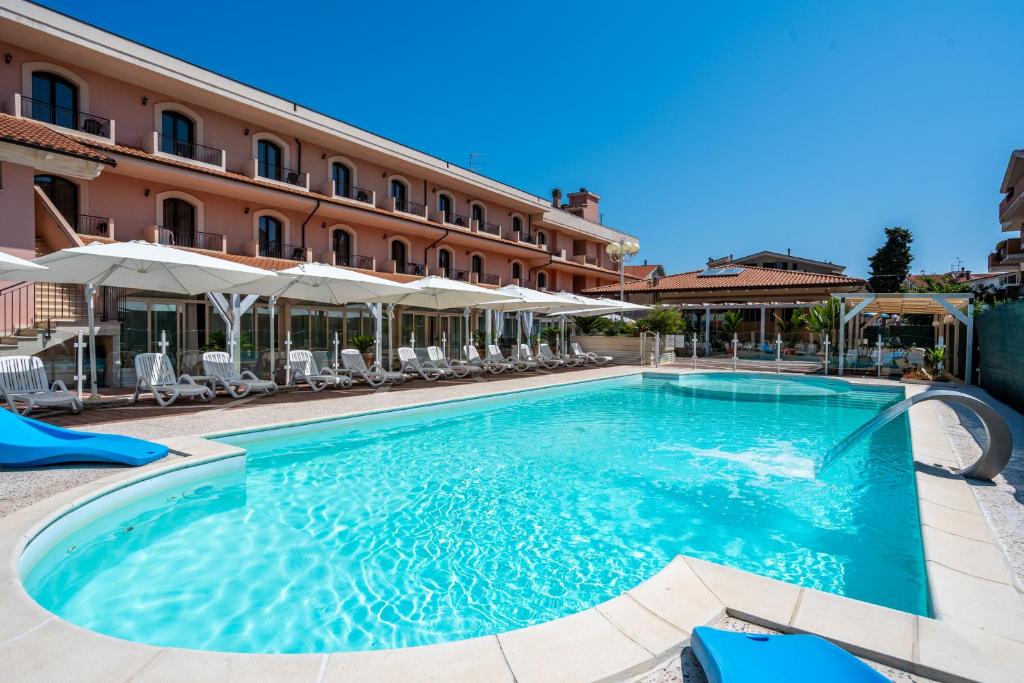 une grande piscine devant un hôtel dans l'établissement Hotel Villa Elena, à Tortoreto Lido 60 autres photos