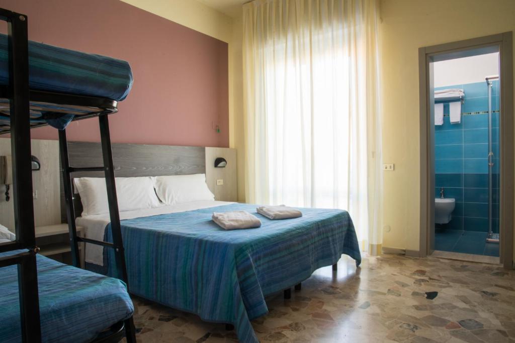 - une chambre avec des lits superposés et une salle de bains dans l'établissement Hotel Mirage, à Bellaria-Igea Marina