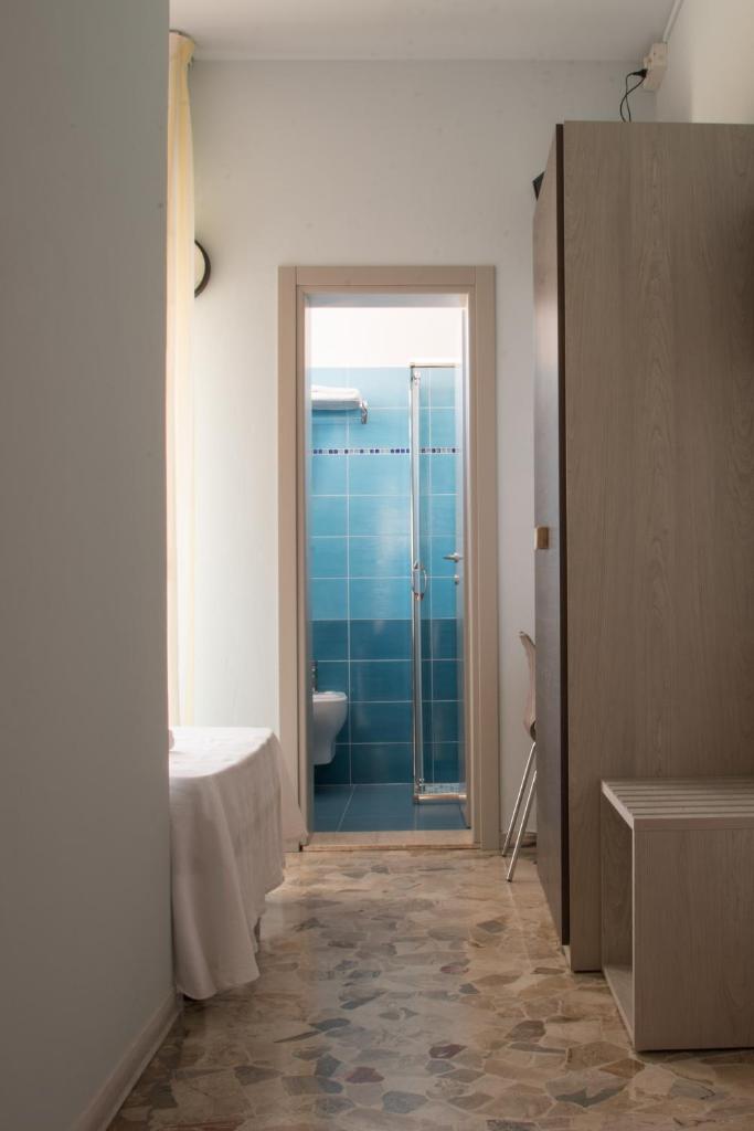La salle de bains est pourvue d'une douche, de toilettes et d'une porte. dans l'établissement Hotel Mirage, à Bellaria-Igea Marina