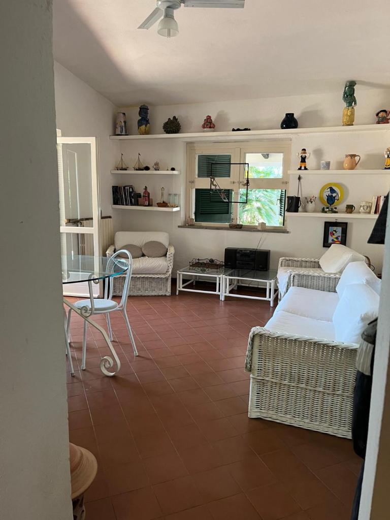 un salon avec un lit et un canapé dans l'établissement Villa Benedetta, à Parghelia 41 autres photos