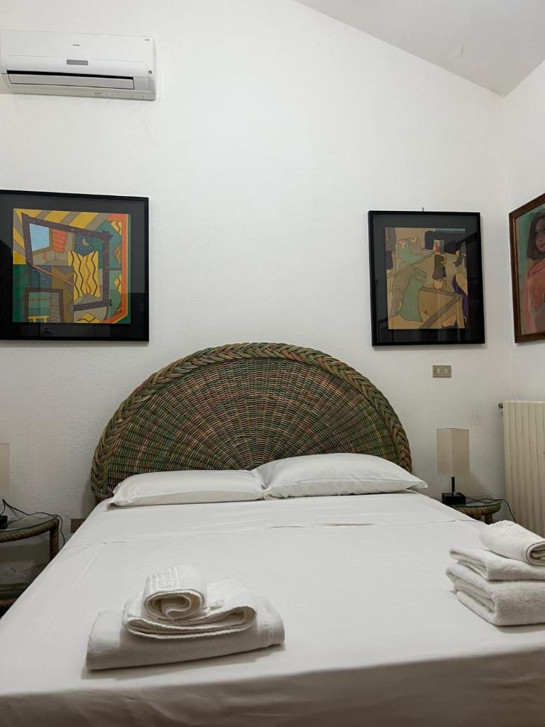 une chambre avec un lit avec deux serviettes dessus dans l'établissement Villa Benedetta, à Parghelia