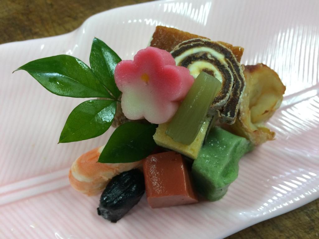 une assiette de nourriture avec des légumes sur elle dans l'établissement Noren Yado Meigetsu, à Tsuwano