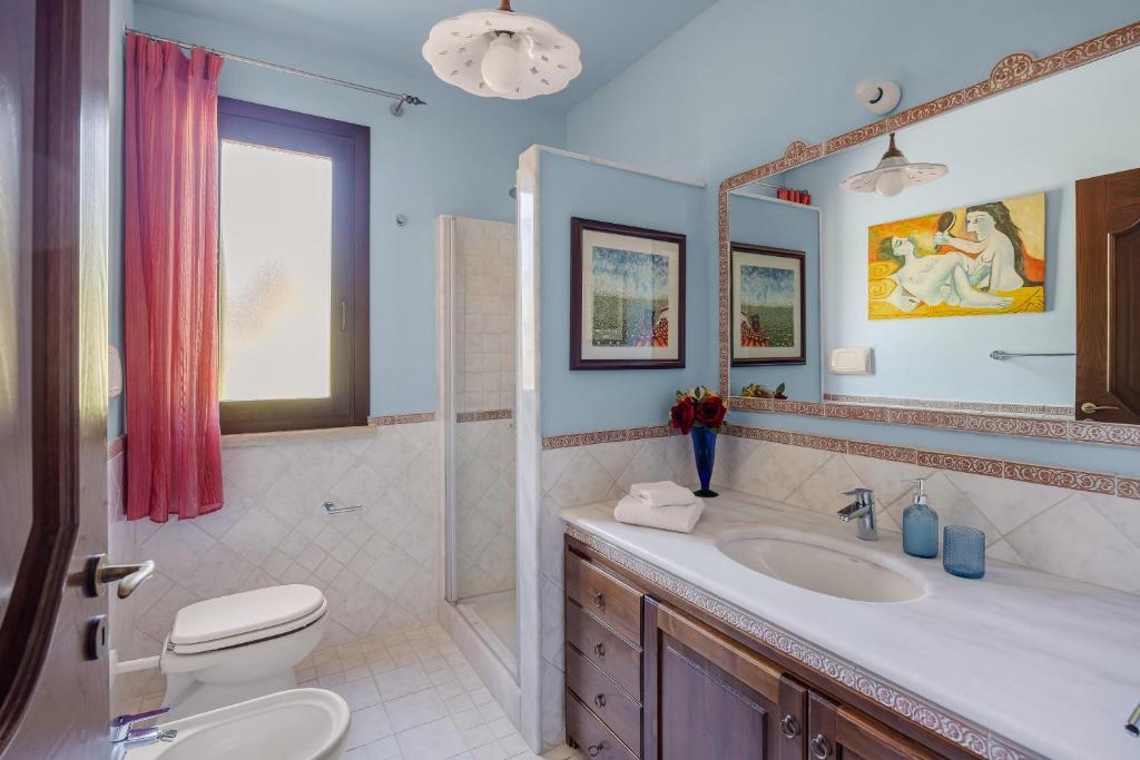 une salle de bain avec un lavabo, des toilettes et une douche dans l'établissement Cleo - Villa Siciliana, à Partinico