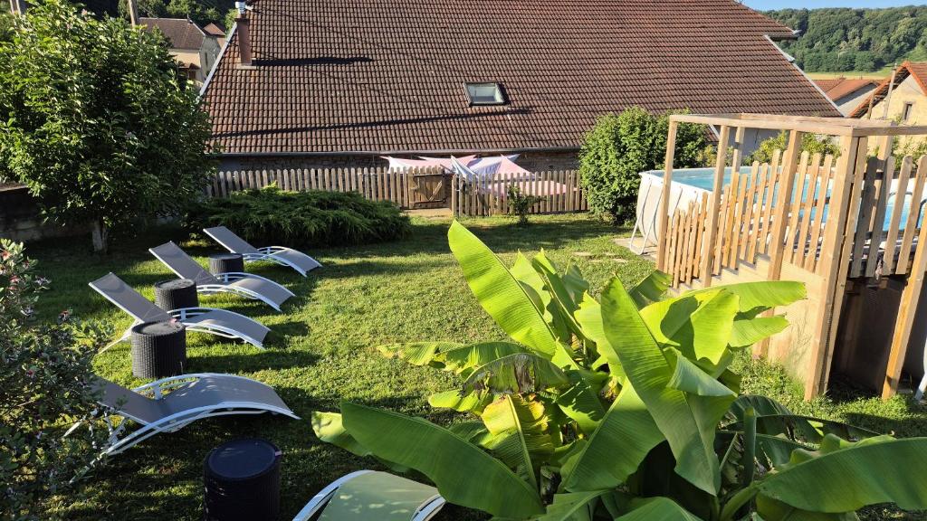 une rangée de robinets dans une cour dans l'établissement Gîte des 3 Hiboux, à Mondon