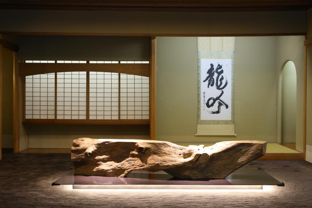 une pièce avec un rocher au milieu d'une pièce dans l'établissement Oku Yugawara SANSUIROU, à Yugawara 88 autres photos