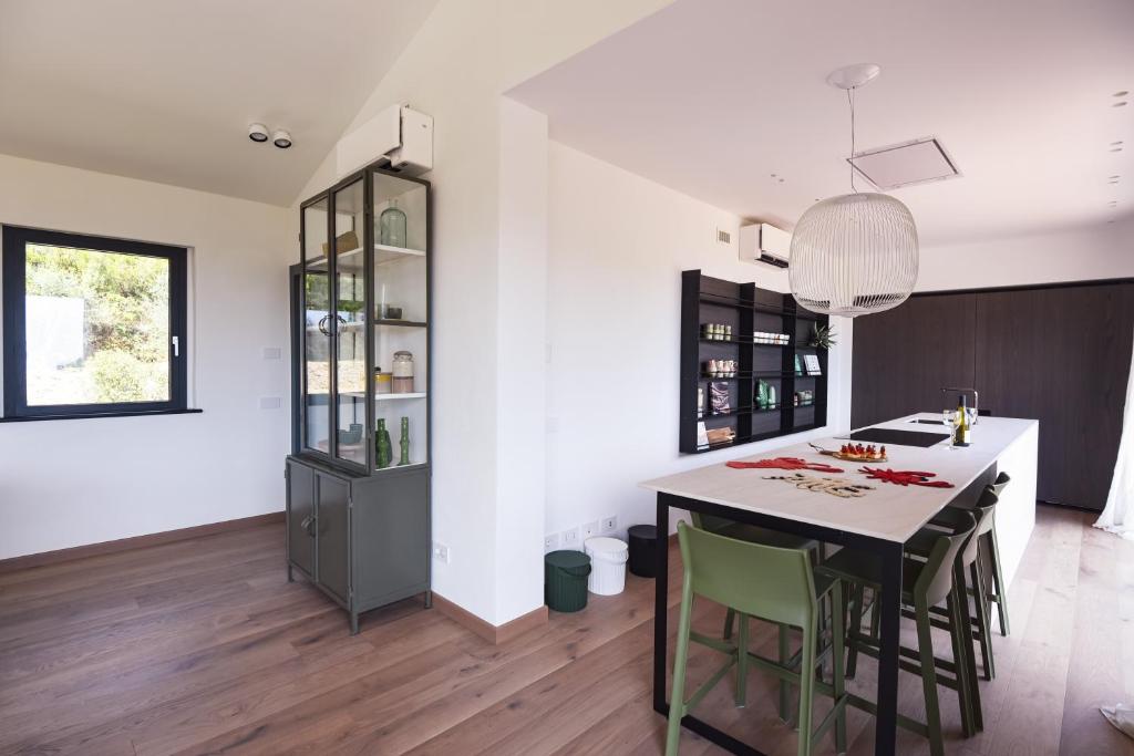 une cuisine avec une table et des chaises dans une pièce dans l'établissement Villa al Cio, Bonassola, à Bonassola 13 autres photos