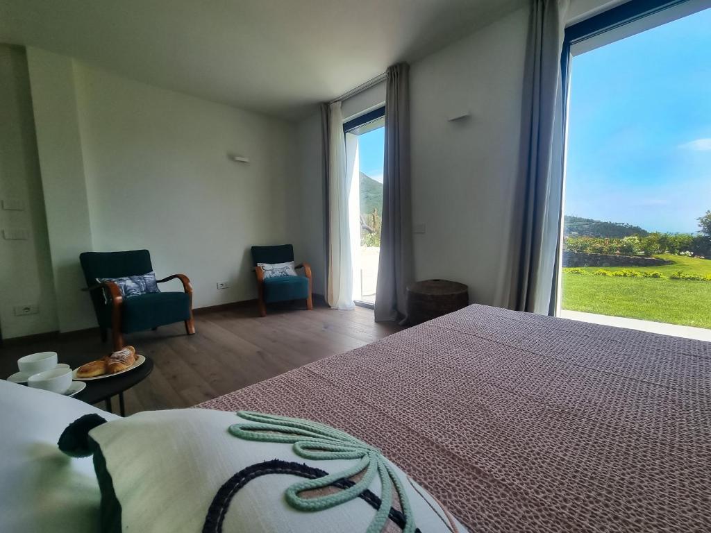 une chambre avec un lit et une grande fenêtre dans l'établissement Villa al Cio, Bonassola, à Bonassola