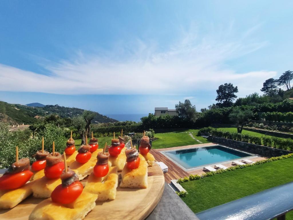 - un buffet de plats sur une table à côté de la piscine dans l'établissement Villa al Cio, Bonassola, à Bonassola