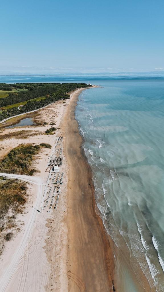 une vue aérienne d'une plage avec l'océan dans l'établissement Lino delle Fate Eco Resort, à Bibione