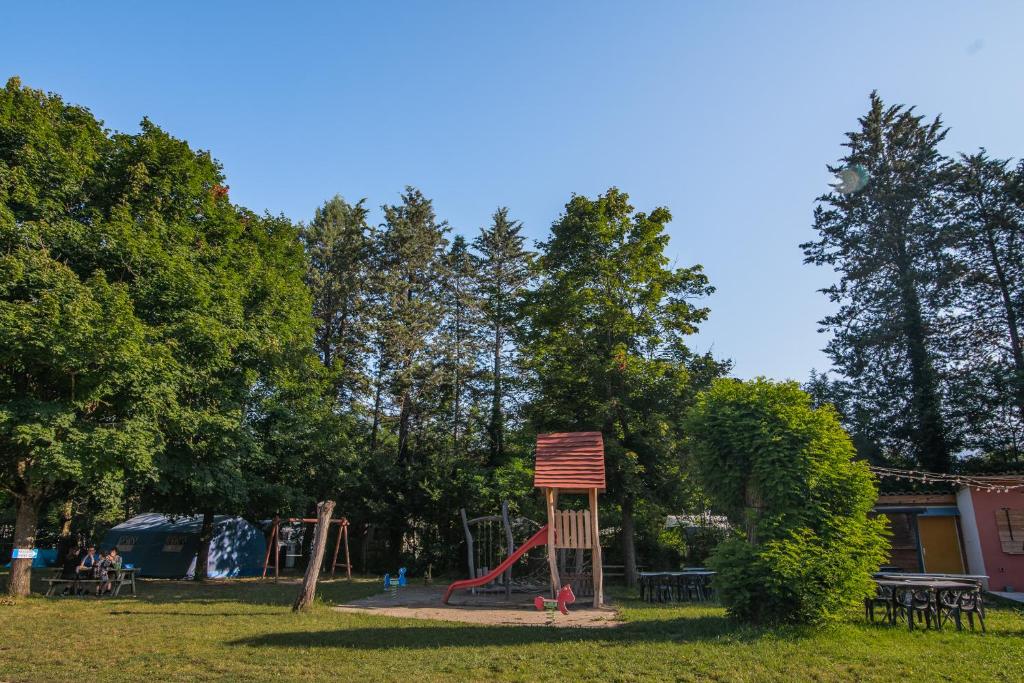 un parc avec une aire de jeux avec un toboggan dans l'établissement Camping Onlycamp De Chamarges, à Die