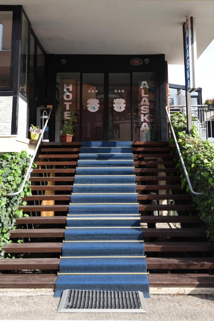 un escalier bleu devant un bâtiment dans l'établissement Hotel Alaska, à Rimini
