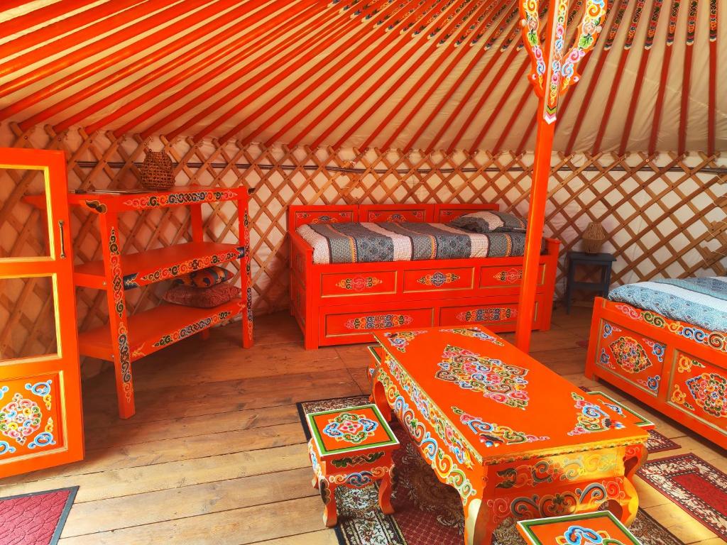 Photo de la galerie de l'établissement Yourte traditionnelle mongole, à Marcoux 20 autres photos