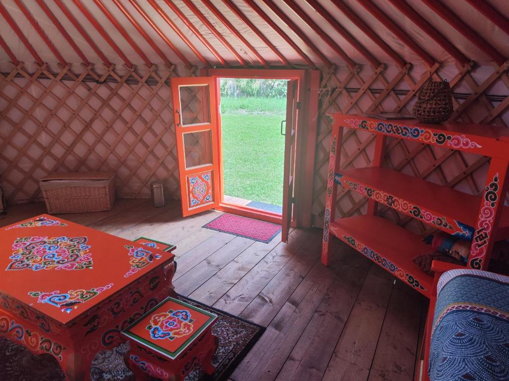 - une chambre avec un lit et une table dans une yourte dans l'établissement Yourte traditionnelle mongole, à Marcoux