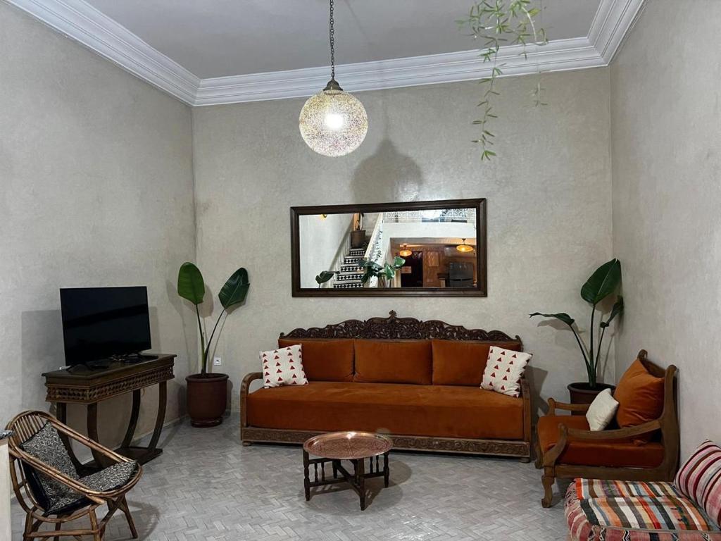 un salon avec un canapé et un miroir dans l'établissement Riad with 3 Swimming Pools, à Marrakech
