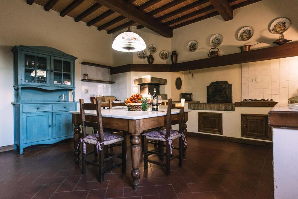 une cuisine avec une table et des chaises dans une pièce dans l'établissement Villa Il Principino Country Resort, à Vinci