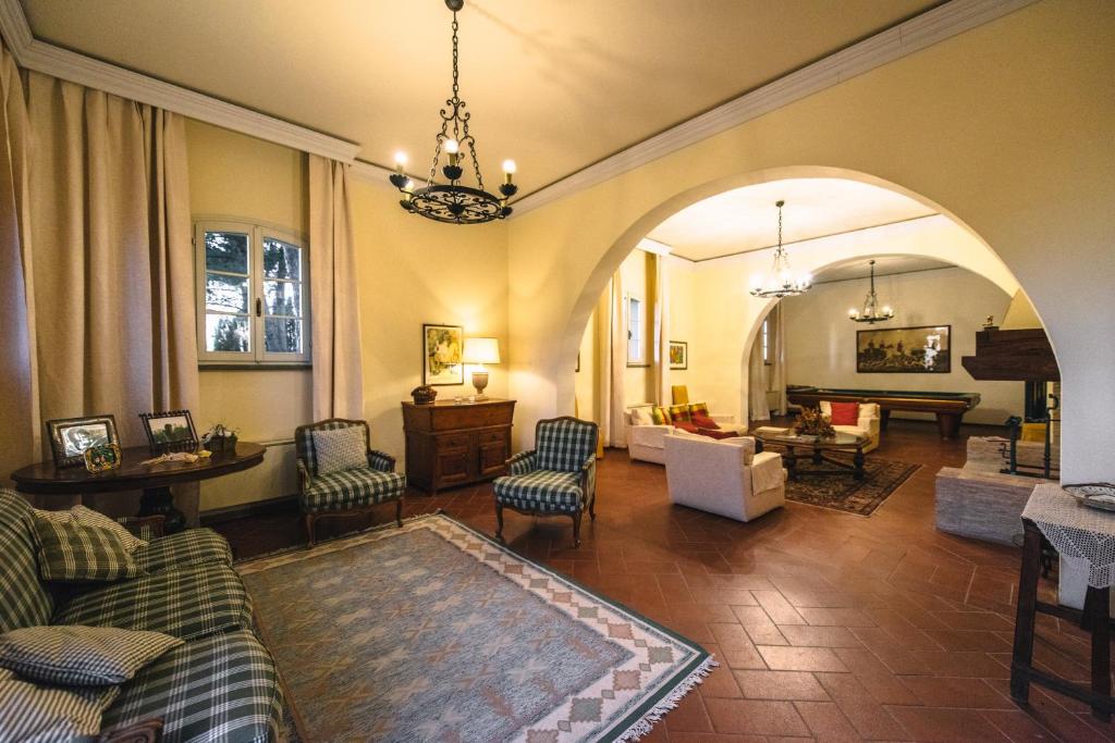 - un salon avec une arche, des canapés et des chaises dans l'établissement Villa Il Principino Country Resort, à Vinci 29 autres photos