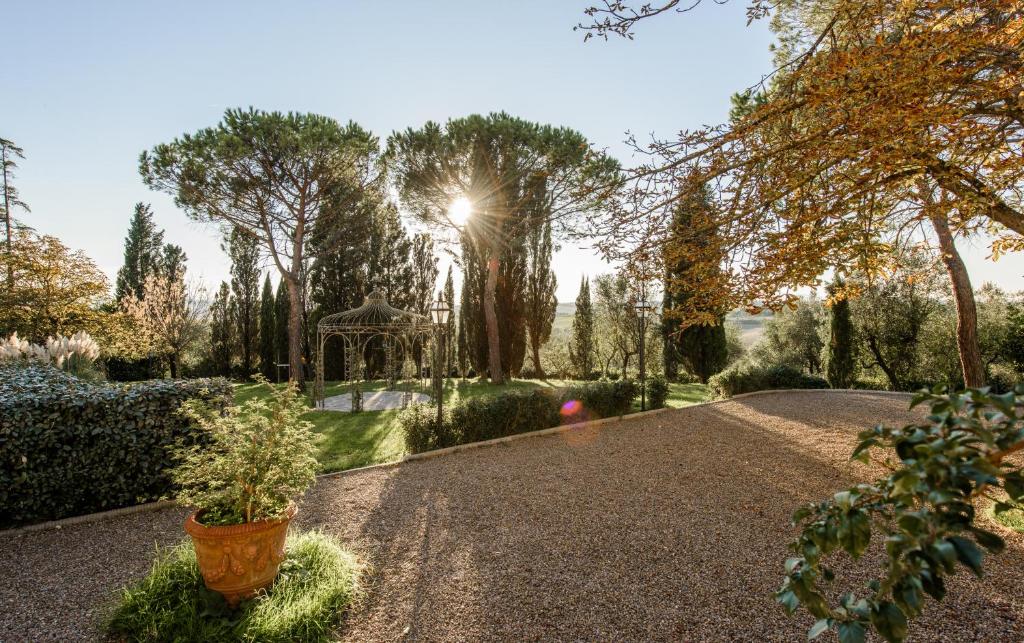 un chemin dans un jardin avec un belvédère dans l'établissement Villa Il Principino Country Resort, à Vinci