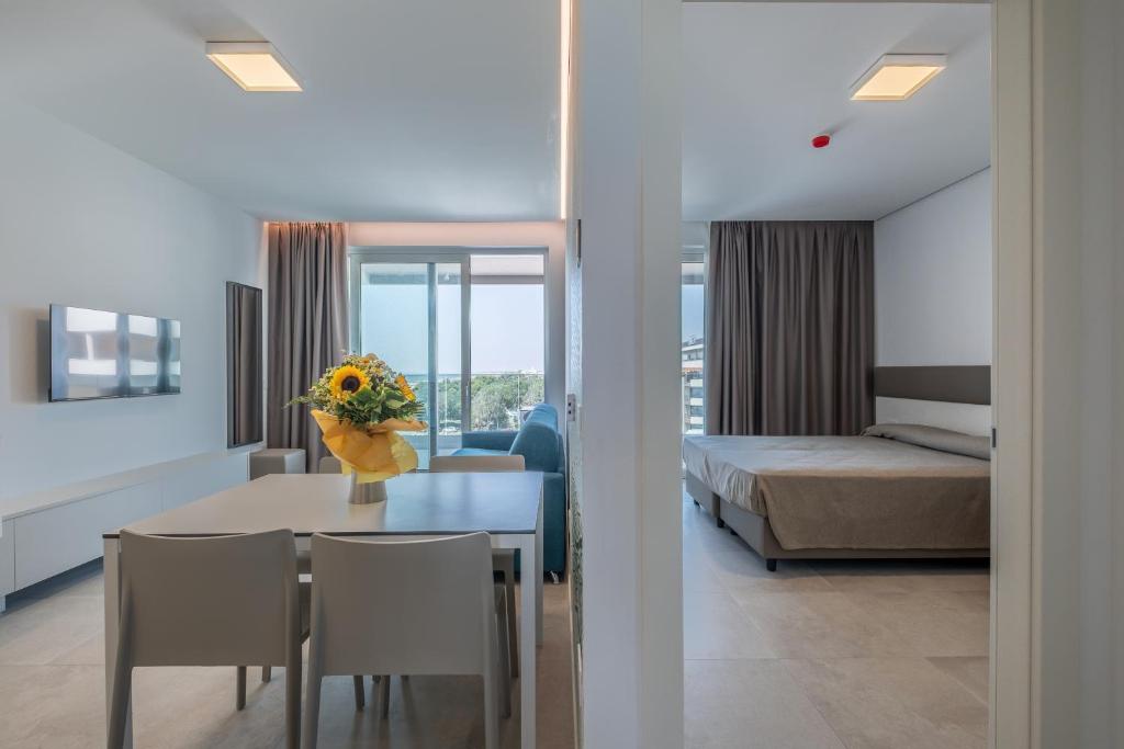 une chambre avec une table à manger et une chambre dans l'établissement Residence Panorama Apart Hotel, à Bibione 86 autres photos