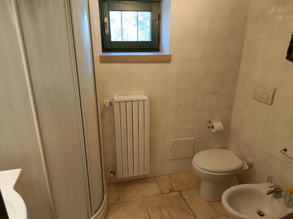 une petite salle de bain avec toilettes et lavabo dans l'établissement Villa Trullo Panorama, à Locorotondo 15 autres photos