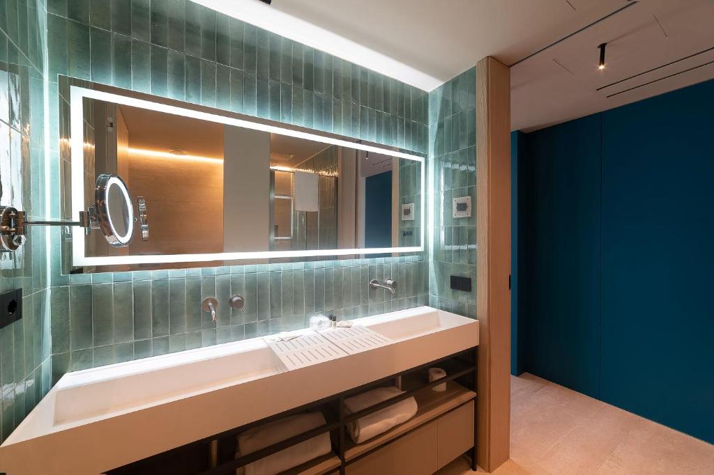 une salle de bain avec un lavabo et un miroir dans l'établissement Hotel Relax Family & Spa, à San Benedetto del Tronto