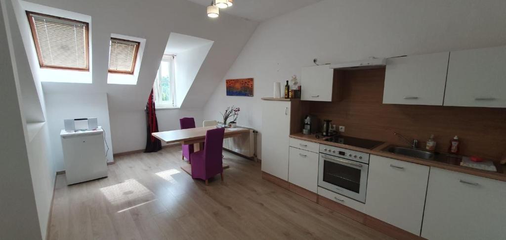 Victorias Apartment 3 6