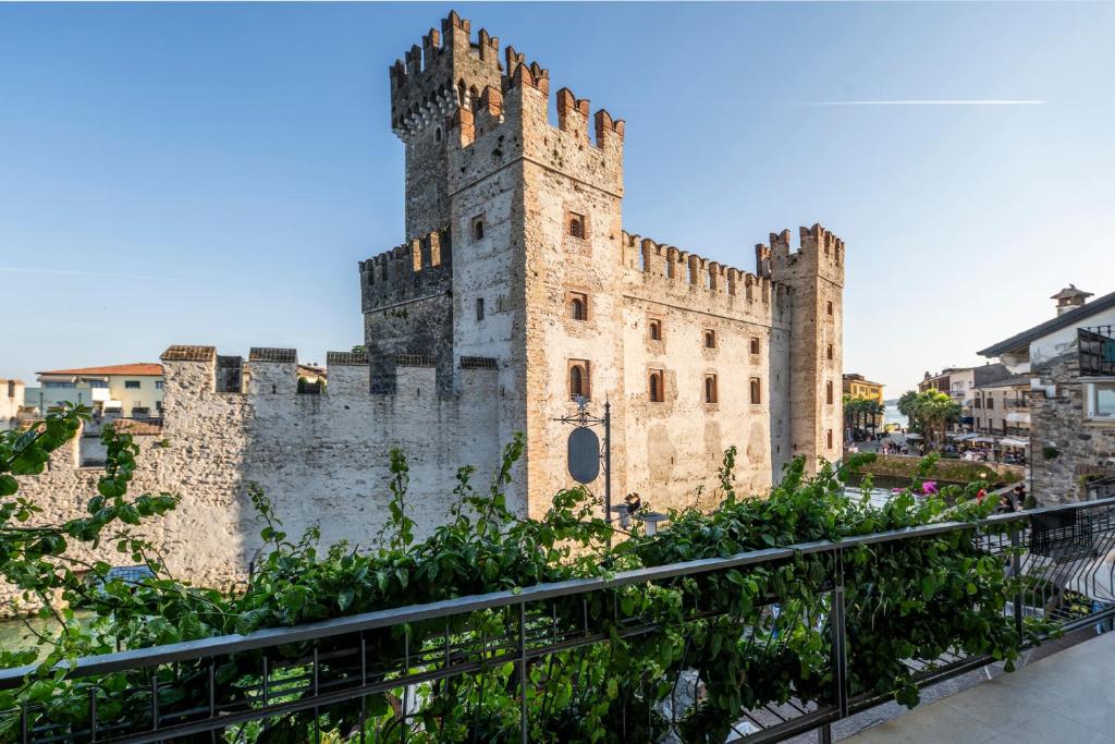Syrmioncello - Castle Lounge