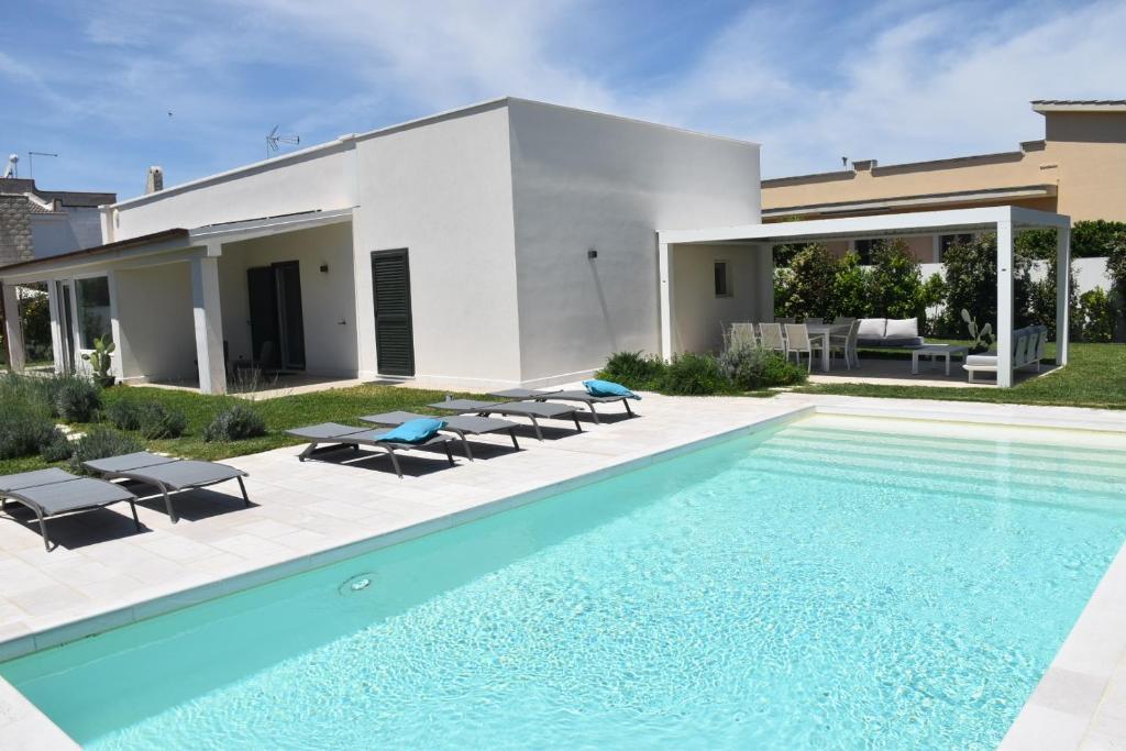 une villa avec piscine et une maison dans l'établissement Casa del Sol Luxury Estate Puglia, à Leporano Marina
