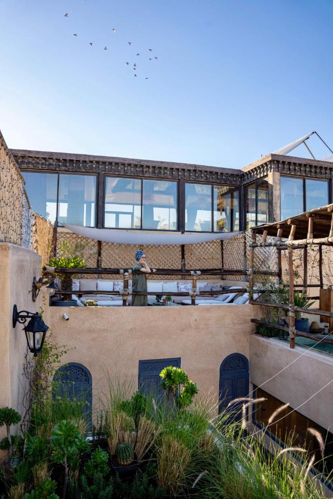un homme debout sur le toit d'un bâtiment dans l'établissement Riad Anata, à Fès 37 autres photos