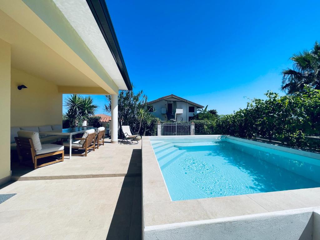 une piscine dans l'arrière-cour d'une maison dans l'établissement Villa La Brace, à Briatico