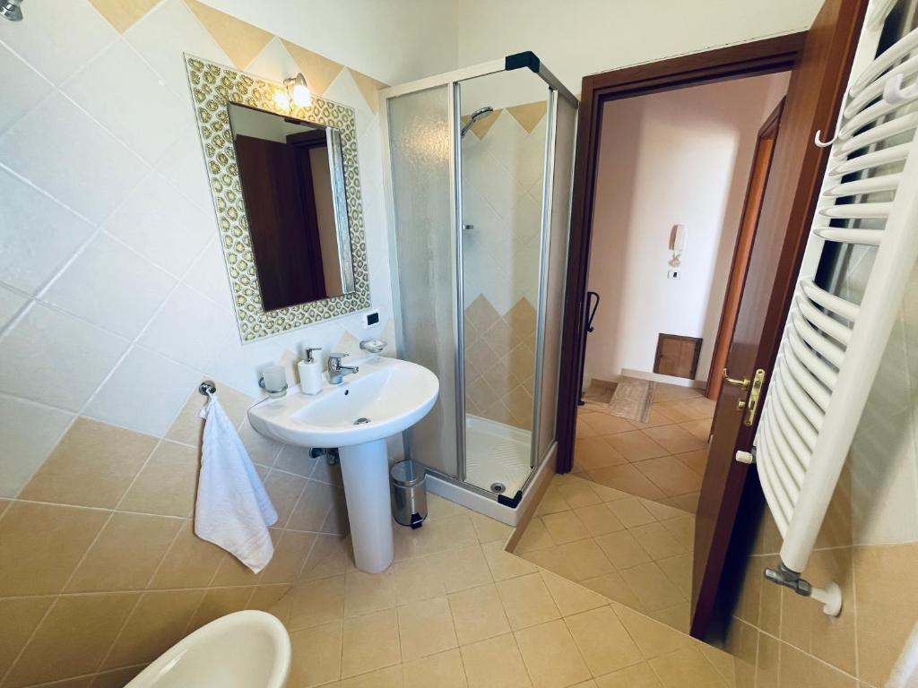 une salle de bain avec un lavabo, une douche et des toilettes dans l'établissement Villa La Brace, à Briatico 43 autres photos