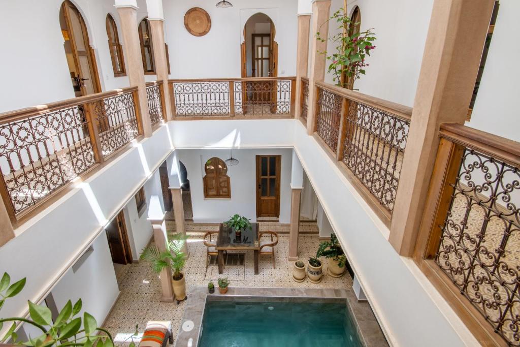 un escalier intérieur avec piscine dans une maison dans l'établissement Riad Bab Aljana, à Marrakech