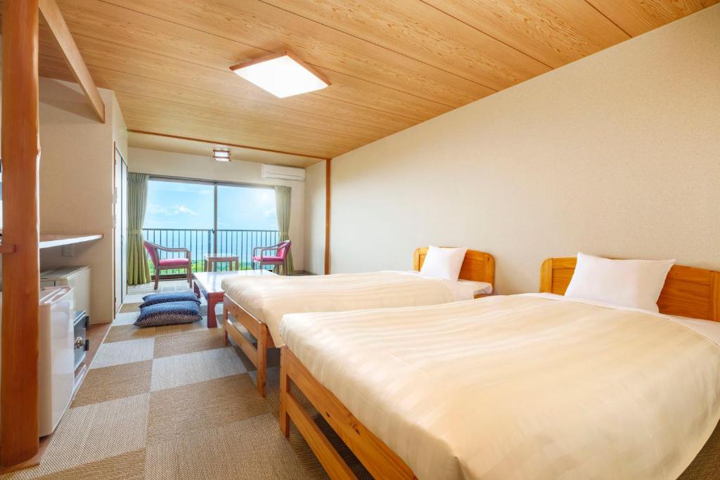 deux lits dans une chambre avec balcon dans l'établissement YU-FURI Nasu-Takao Onsen Lodge, à Nasu 62 autres photos