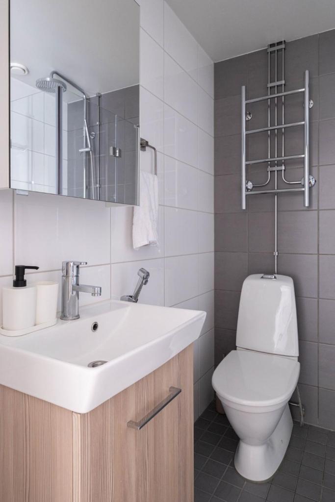 Quiet two-room apartment near the subway and the sea 7