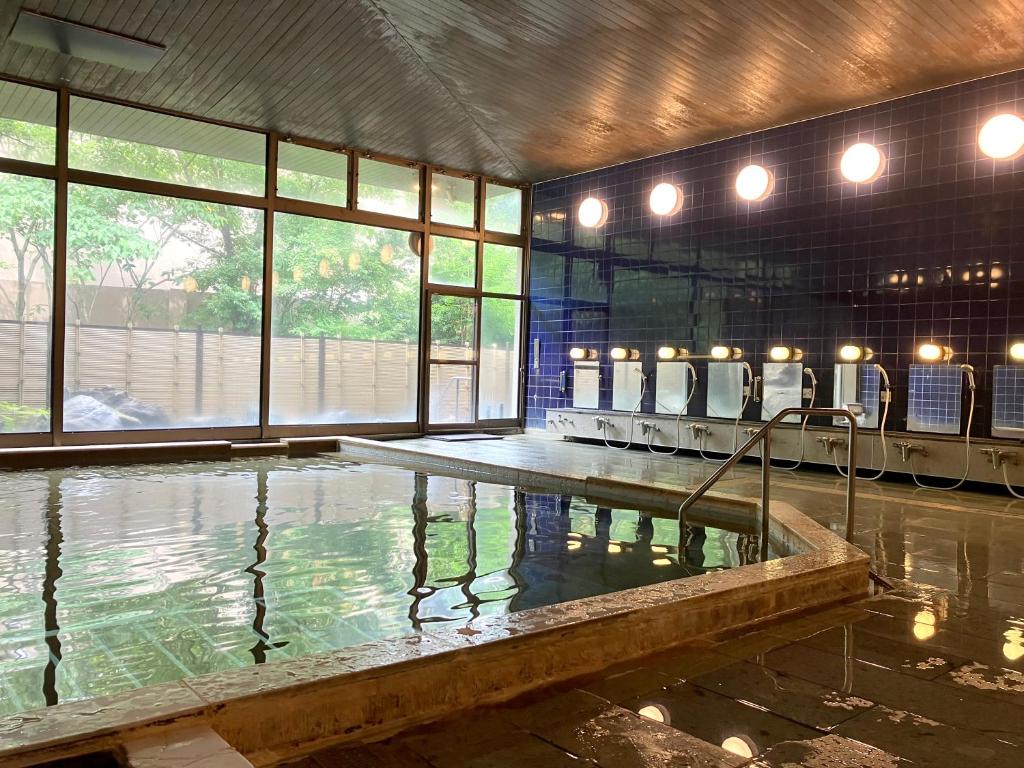 - une grande piscine d'eau dans un bâtiment dans l'établissement Kinugawa Royal Hotel, à Nikkō 18 autres photos