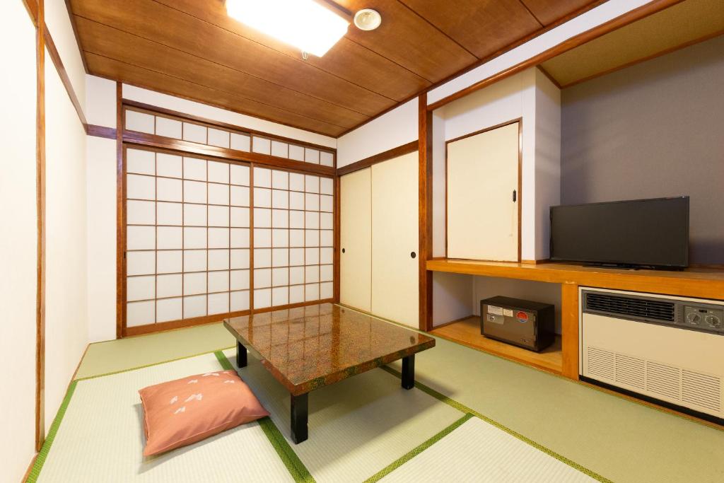 Cette chambre dispose d'une télévision et d'une table. dans l'établissement Kinugawa Royal Hotel, à Nikkō