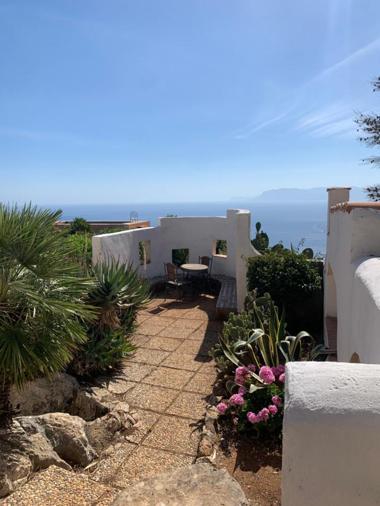 une terrasse avec une table et des chaises dans une maison dans l'établissement Casa di Cri, à San Vito Lo Capo