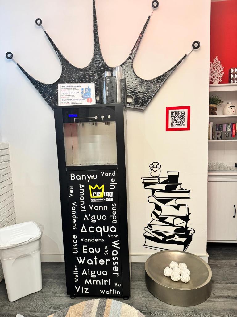 un panneau dans une salle de bain avec une pile de livres dans l'établissement Regina Urban Beach Hotel, à Lido di Jesolo 108 autres photos