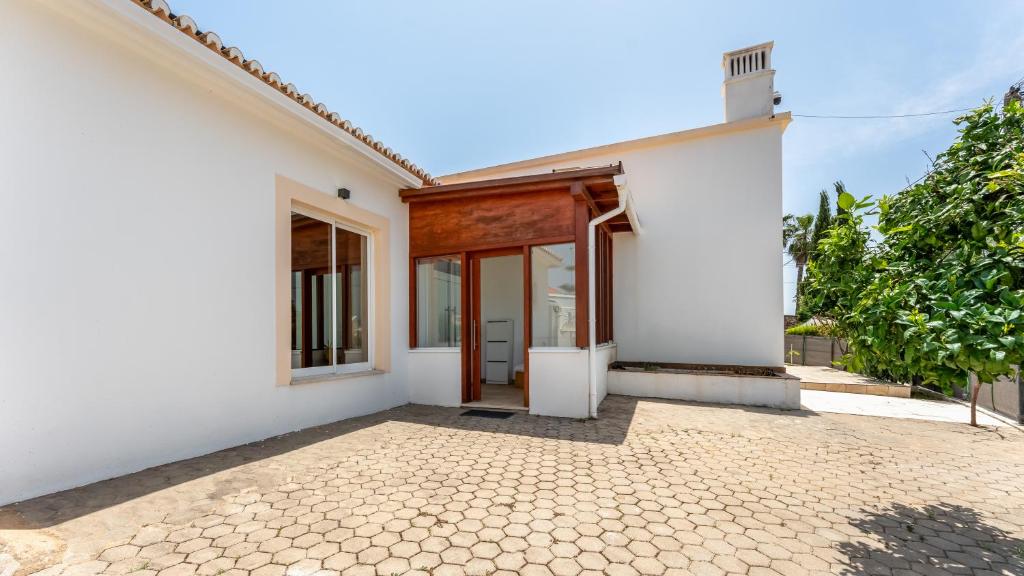 Bright 3BDR House with Pool by Lovelystay 6