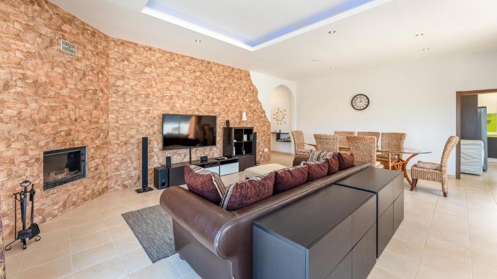 Bright 3BDR House with Pool by Lovelystay 2