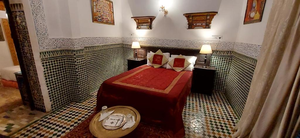 une chambre avec un lit dans une pièce dans l'établissement Palais AL Firdaous, à Fès