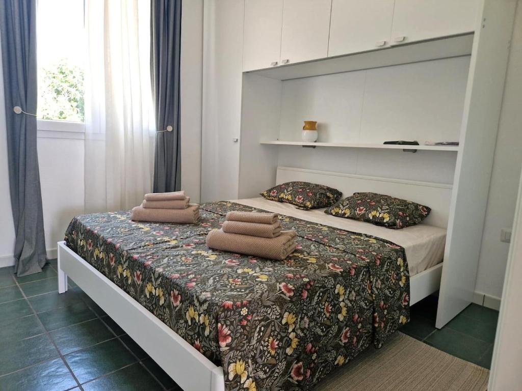une chambre avec un lit avec deux oreillers dessus dans l'établissement Villa Livio, à San Pietro in Bevagna