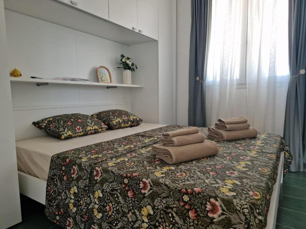 une chambre avec un lit avec des serviettes dessus dans l'établissement Villa Livio, à San Pietro in Bevagna 25 autres photos