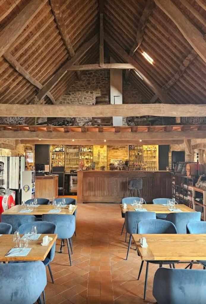 - un restaurant avec des plafonds en bois, des tables et des chaises en bois dans l'établissement Camping de l Orangerie de Lanniron Mobilhome Esprit Zen R26, à Quimper